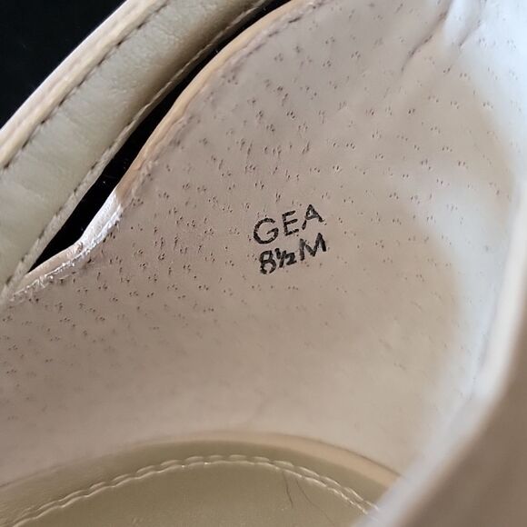 Tahari Heeled ankle Sandles Like new - Picture 12 of 12